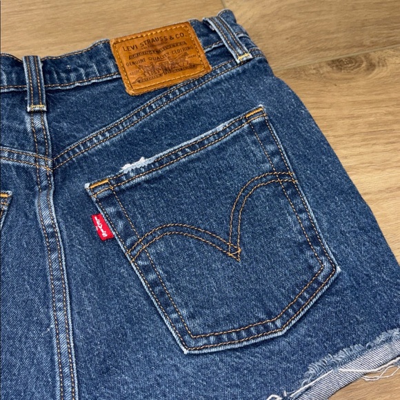 Levi's Ribcage  Classic Blue Jean Shorts size 26 EUC - Picture 2 of 5